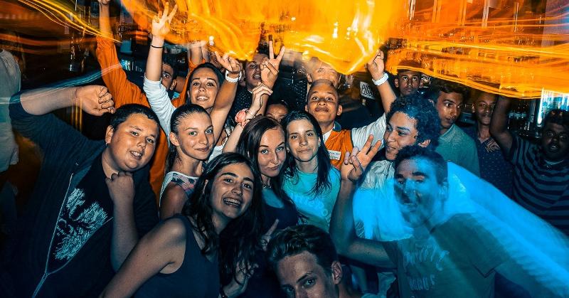 Jóvenes disfrutando de las fiestas del curso de ingles inglaterra