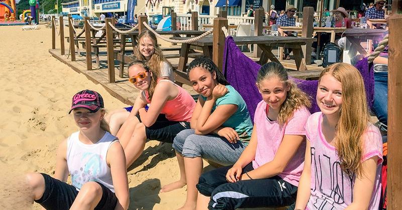 Participantes disfrutando de un día de playa en el curso ingles en reino unido