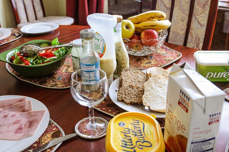 Desayuno completp con pan, fruta, companaje y verduras en el curso de ingles en inglaterra 