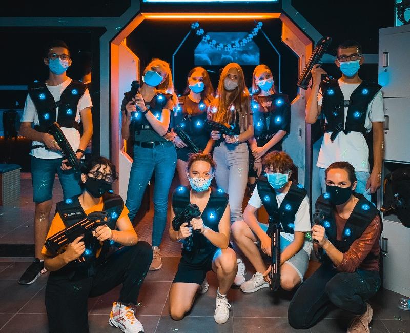 Niños posando jugando al lasertag durante un curso de verano Inglaterra