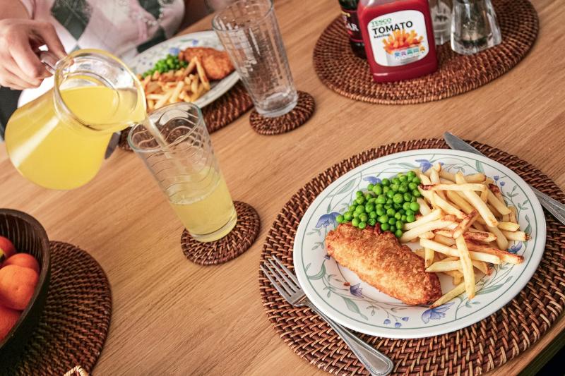 Pescado, guisantes y patatas con zumo y frutas en la mesa de la casa de la familia de acogida del curso ingles inglaterra verano