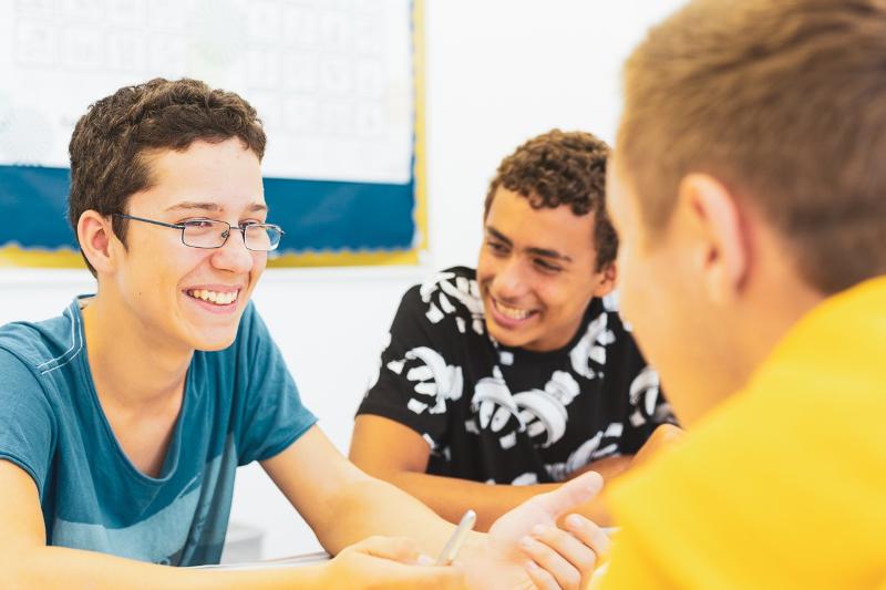 Grupo de jóvenes practicando inglés mientras se divierten en el curso ingles inglaterra verano