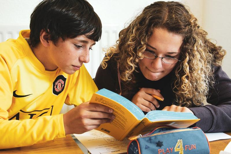Niños durante una clase de inglés en un curso de idiomas en eeuu