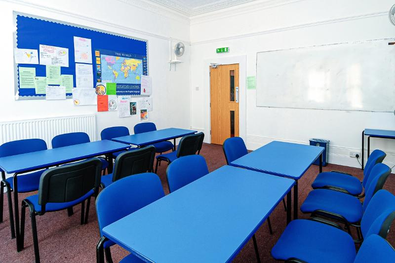 Aula totalmente equipada con mobiliario de color azul en el curso verano inglaterra