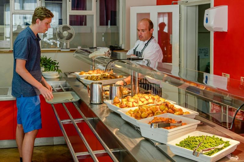 Buffet con comida variada en el curso de curso ingles inglaterra verano