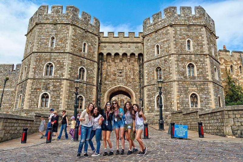 Grupo de jóvenes disfrutando de un tour en una de las excursiones del curso verano inglaterra