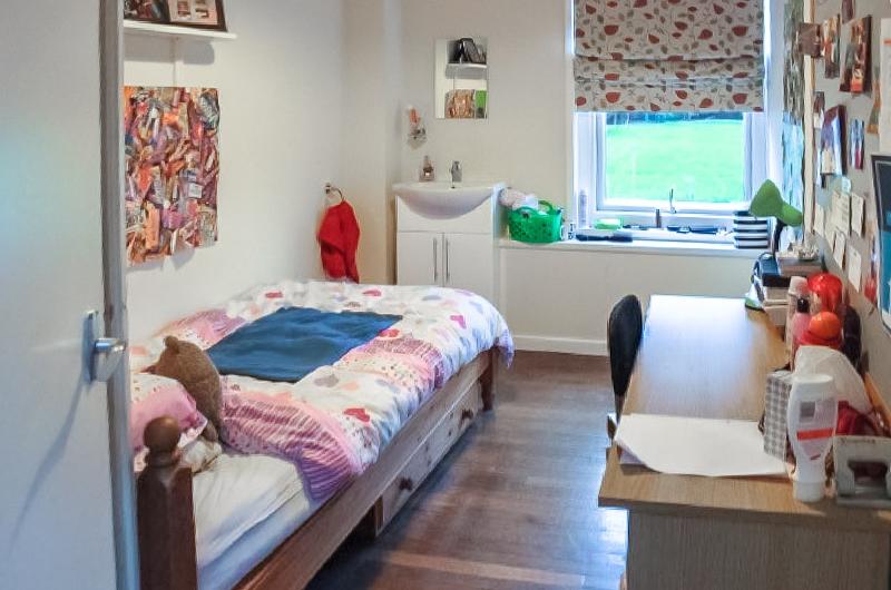 Habitación individual con cocina, escritorio y vistas al campus totalmente equipada en el curso de ingles inglaterra