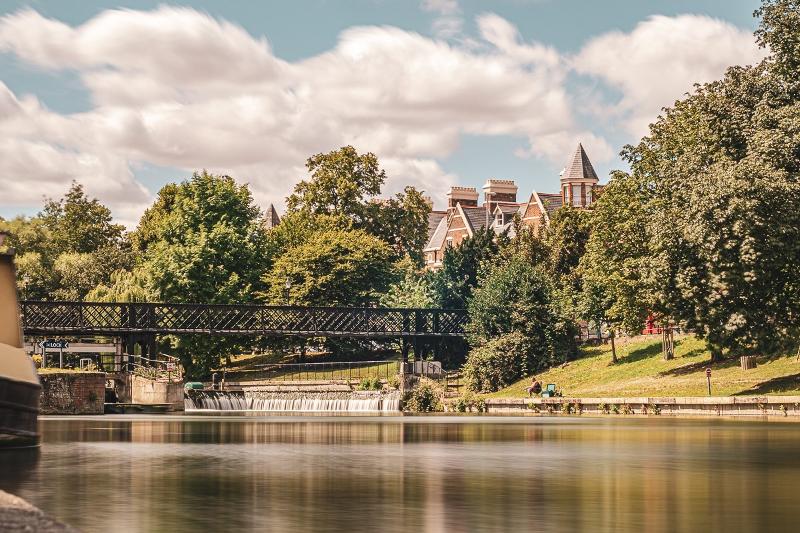 Vistas del canal de oxford con puente del curso de ingles en reino unido