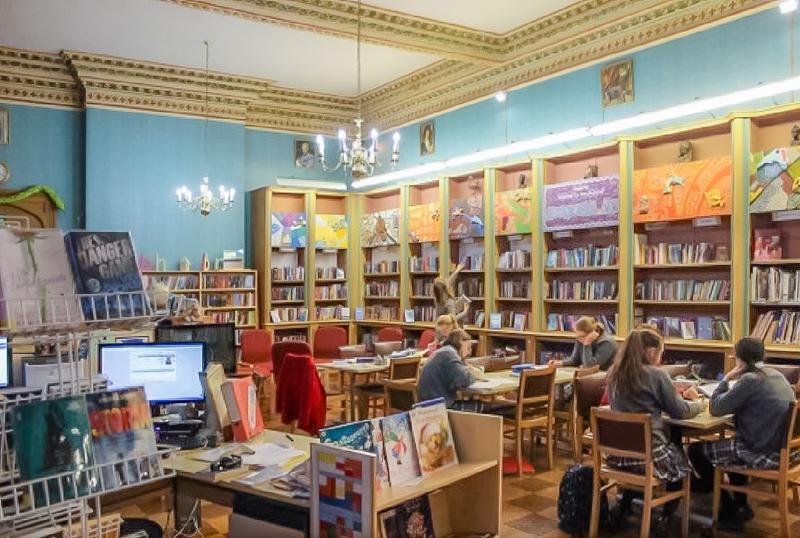 Jóvenes estudiando en la biblioteca del curso ingles en inglaterra 