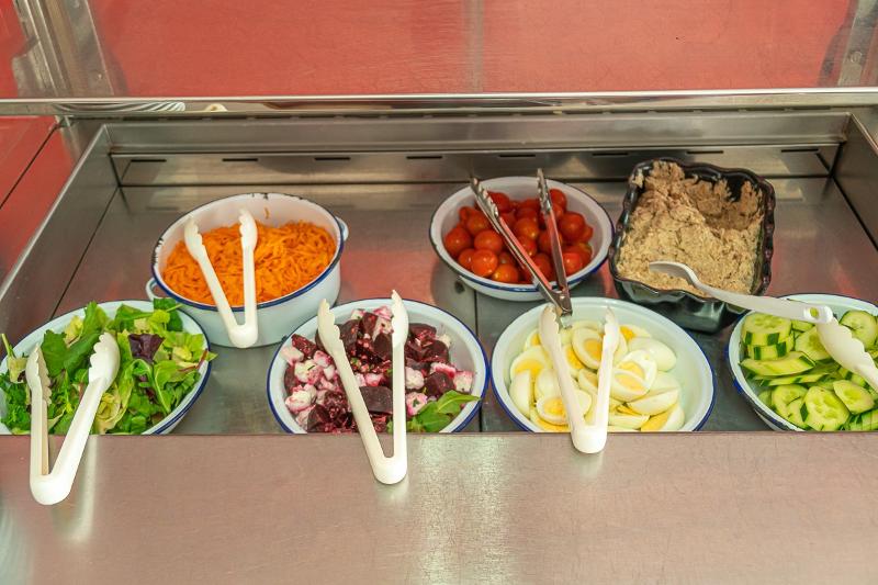 Ingredientes para hacer una ensalada variada en el buffet del colegio en el curso ingles reino unido