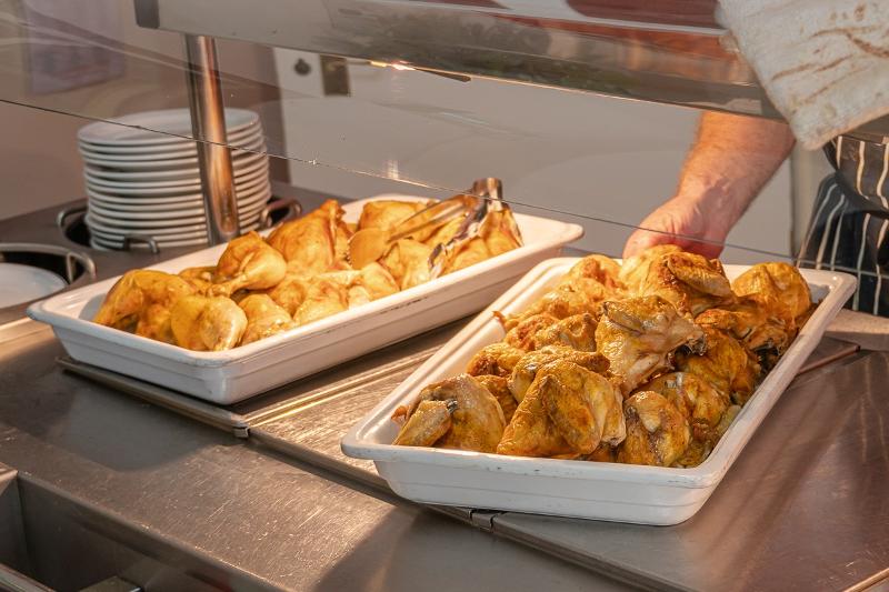 Dos bandejas con pollo asado en el buffet del colegio del curso de ingles en reino unido 