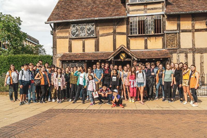 Grupo con todos los participantes haciendo una excursión en el curso ingles en reino unido