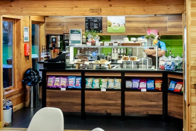 Cafeteria del campus de oxford con multitud de snacks en el curso de ingles reino unido