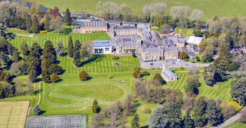 Campus de oxford con grandes espacios naturales y edificios del curso de ingles inglaterra visto desde el aire 