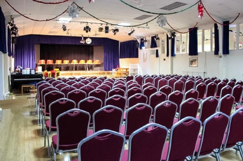 Salón de celebraciones con decoración navideña en el curso ingles en reino unido 