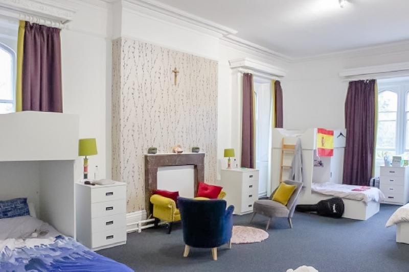 Habitación doble lujosa totalmente equipada con mobiliario moderno y grandes ventas en el curso de ingles en reino unido