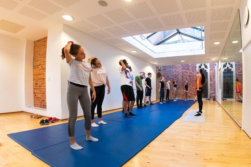 Participantes realizando estiramientos en las clases de deporte del curso verano inglaterra