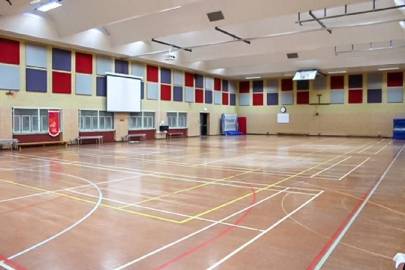 Cancha de baloncesto en el interior del polideportivo en el curso ingles reino unido