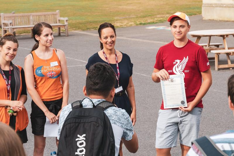 Grupo de jóvenes recogiendo sus certificados de idiomas en la finalización el curso ingles reino unido 