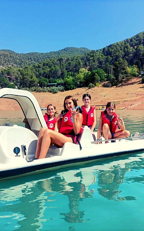 niñas en barcas en campamento de baile en granada