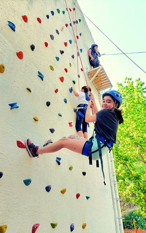 niña escalando en campamento de baile en granada
