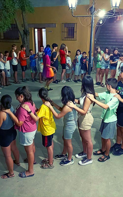un grupo de niños haciendo una conga en  campamento en cazorla