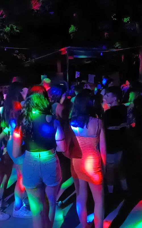 un grupo de jovenes en una discoteca bailando en un campamento en cazorla