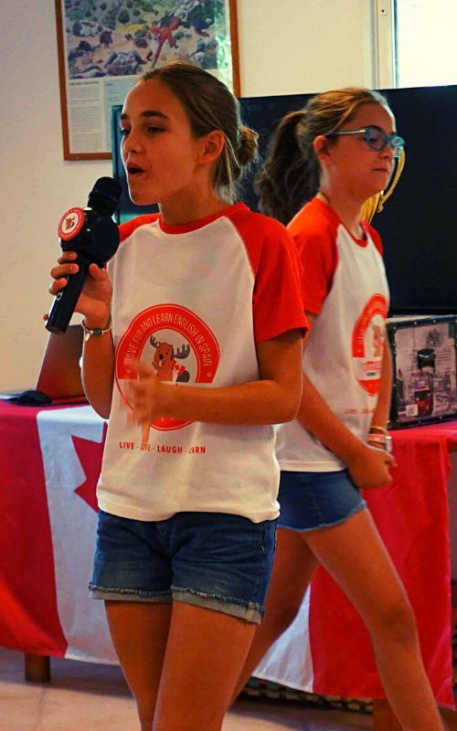 dos niñas cantando en un campamento en cazorla