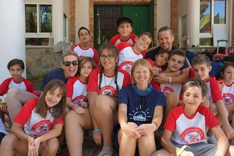 una foto de grupo con la monitora de un campamento en cazorla