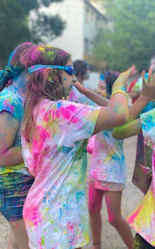 una foto de unas niñas haciendo una fiesta de pintura en un campamento en cazorla