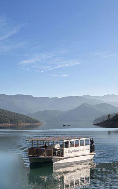 un barco en medio de un lago en un campamento cazorla