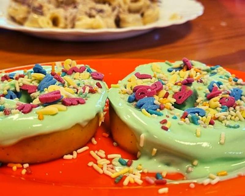 dos pasteles con sprinkles en un campamento cazorla