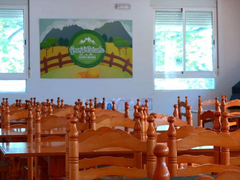 El interior de un comedor en un campamento cazorla