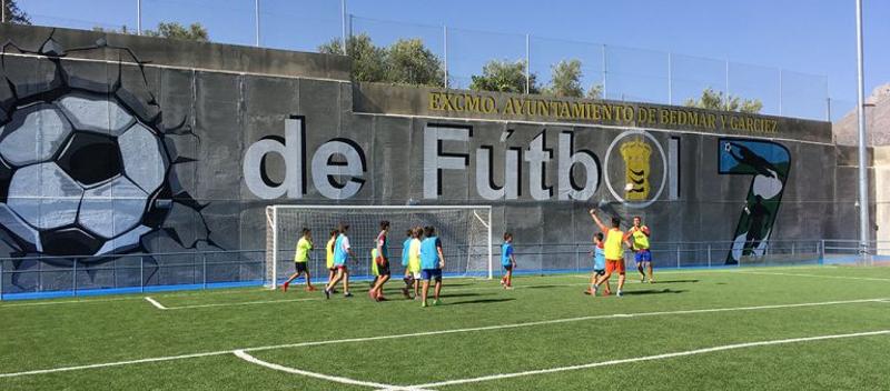 una cancha de futbol en un campamento cazorla