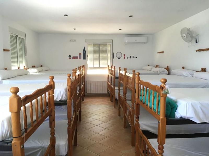 el interior de unas habitaciones con muchas camas en un campamento cazorla