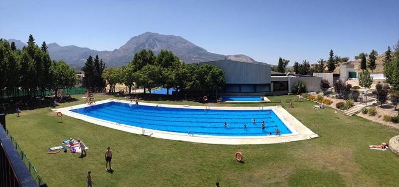 La piscina de un albergue en un  campamento de verano jaen