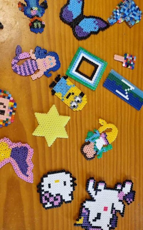 diferentes objetos hechos de una especie de material parecido al lego en un  campamento de verano jaen