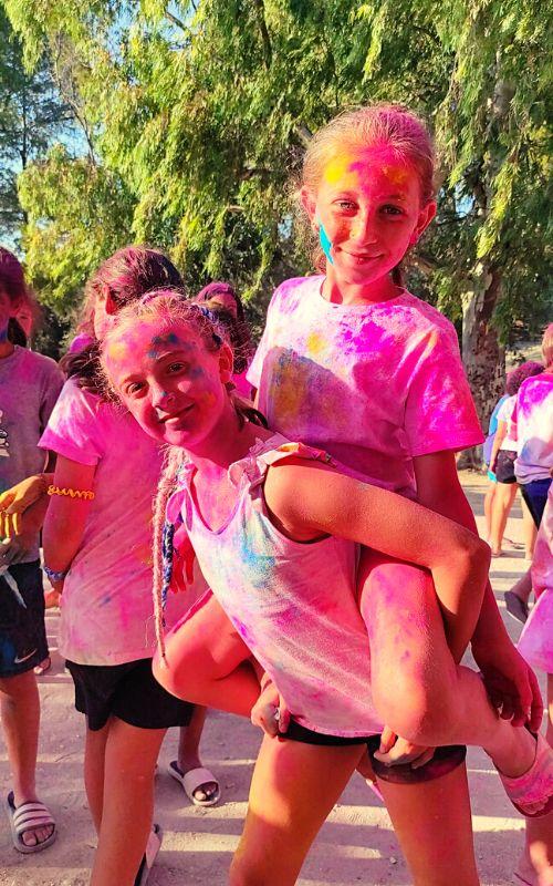 dos niñas en una fiesta de la pintura en un campamento de verano jaen