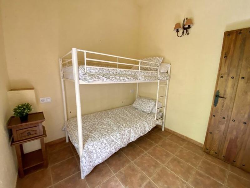 El interior de una habitación con una litera en un campamento de verano jaen