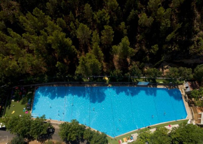 la foto de una piscina de un campamento de verano jaen vista desde arriba