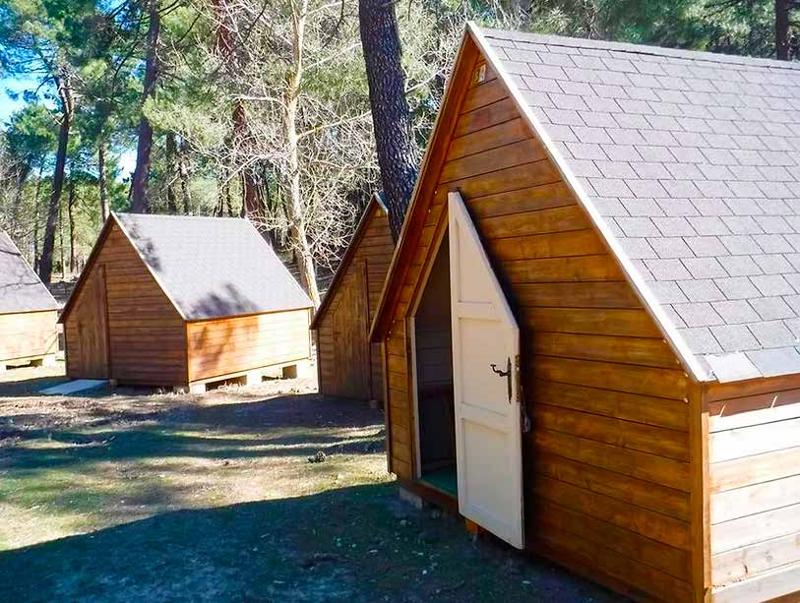 Cabañas de madera del campamento en la naturaleza