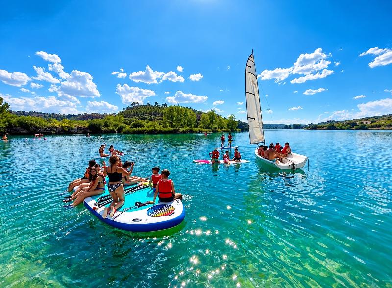 Niños haciendo actividades náuticas en las Lagunas de Ruidera