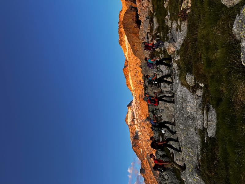 Crianças fazem caminhadas nos Pirinéus durante um curso de espanhol em Espanha