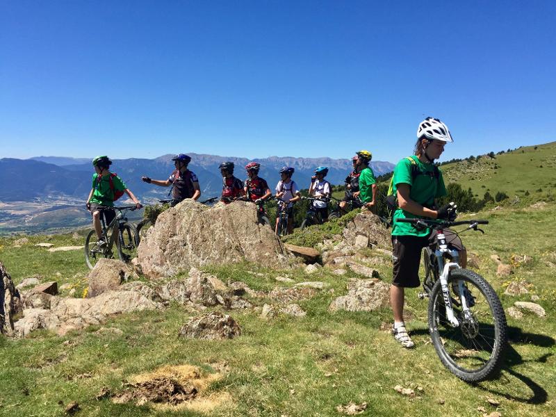 Un grupo de personas montando en bici en un campamento multiaventura