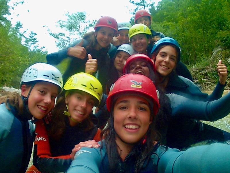 Un grupo de niñas mirando a camara en un campamento multiaventura