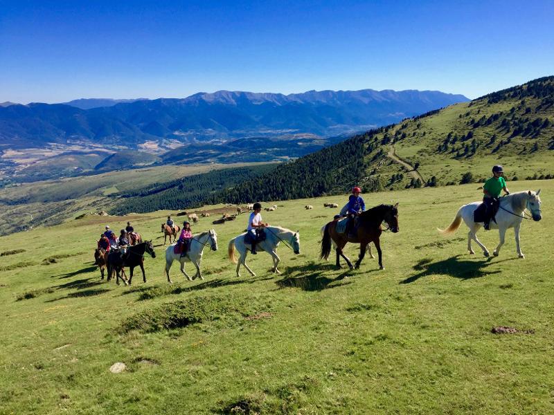 grupo de jovenes montando a caballo en un viaje fin de curso