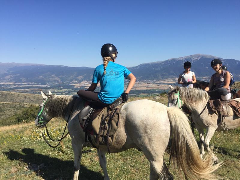 tres jovenes montando a caballo en un campamento multiaventura
