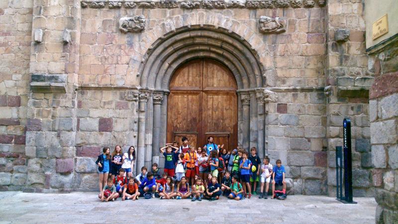 una foto de grupo en frente de una puerta en un viaje fin de curso