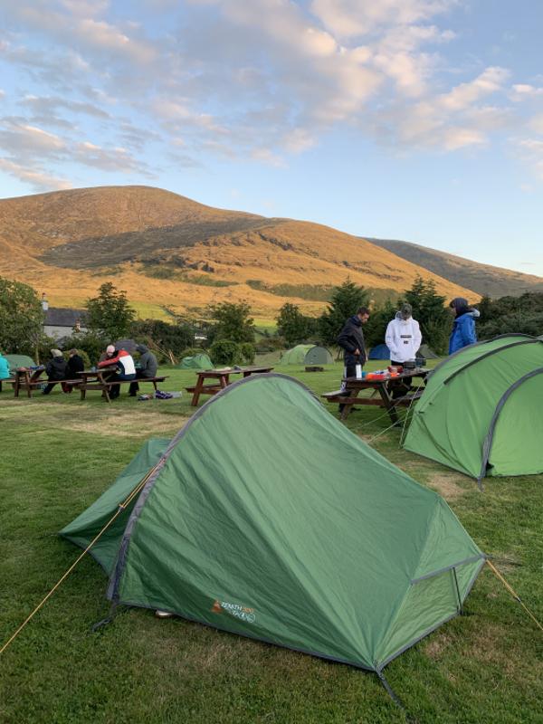 Tiendas de campaña montadas en el campamento en irlanda
