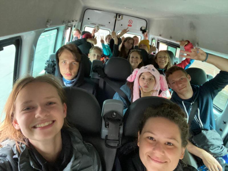 Selfie grupal dentro del transporte en el campamento en irlanda